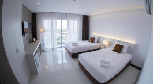 Giường trong phòng chung tại Chaisaeng Villa