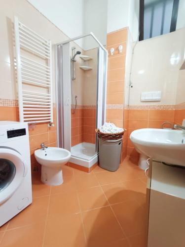 a bathroom with a toilet sink and a shower at Bilocale di Charme in Baronissi