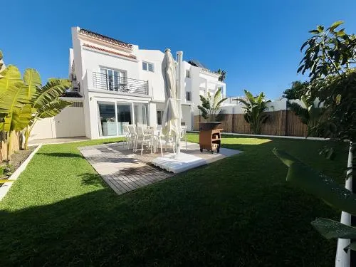 Luxurious And Modern Family Home photo 1