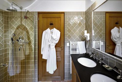 a bathroom with a sink and a shower and a mirror at Château-Hôtel de Bourron in Bourron-Marlotte