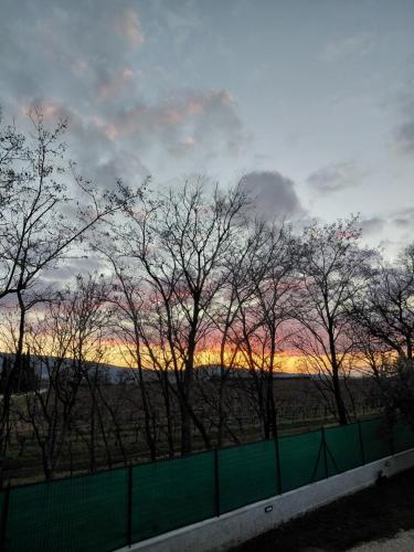 Bình minh/hoàng hôn nhìn từ nhà nghỉ trang trại  hoặc gần đó