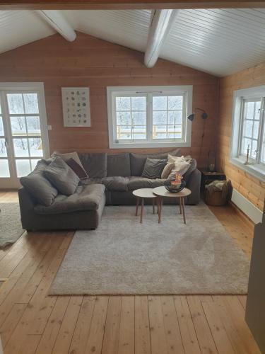 een woonkamer met een bank en een tafel bij Koselig hytte på Beito in Beitostøl