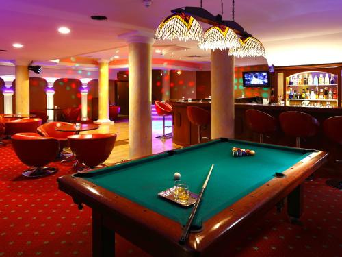 Una mesa de billar en Hotel Lord - Warsaw Airport