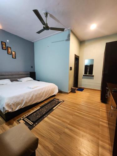 a bedroom with a bed and a ceiling fan at Khatiya Camp in Mandlā