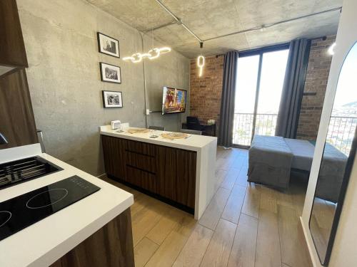 eine Küche mit Theke und Herd Oberer Backofen in der Unterkunft Loft con acceso controlado en el centro de Monterrey in Monterrey