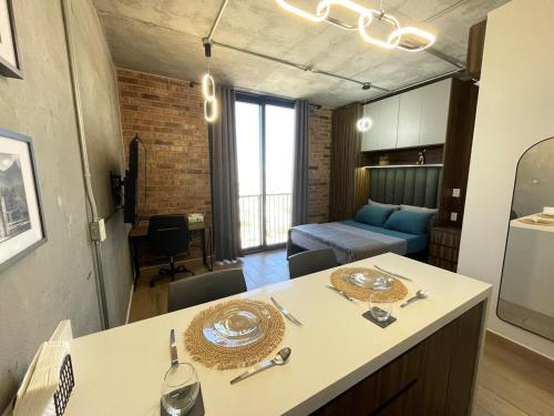 een kamer met een keuken en een woonkamer bij Departamento en el centro de Monterrey in Monterrey