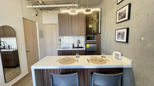 een keuken met een eiland met twee borden erop bij Departamento en el centro de Monterrey in Monterrey