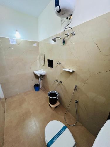 a bathroom with a toilet and a sink at DSS HOME STAY Just 500 Meter Girivalam Road in Tiruvannāmalai