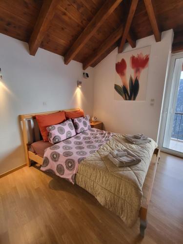 een slaapkamer met een groot bed en een groot raam bij skyview house in Delfoi