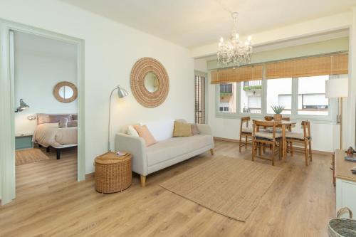 un salon avec un canapé et une table dans l'établissement Calma de Mar en Palamós, à Palamós