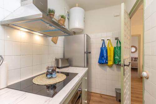 une cuisine avec un évier et un réfrigérateur dans l'établissement Calma de Mar en Palamós, à Palamós