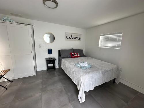 een slaapkamer met een bed, een raam en een deur bij LYZ Miami Airport in Miami