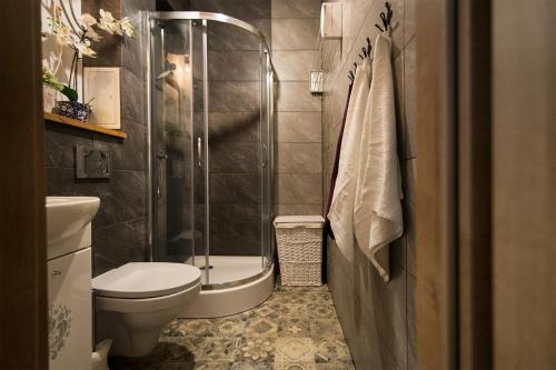 Kylpyhuone majoituspaikassa Apartament Varmia