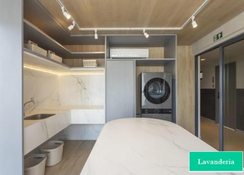 una camera con letto bianco e lavandino di Pé na Areia a João Pessoa