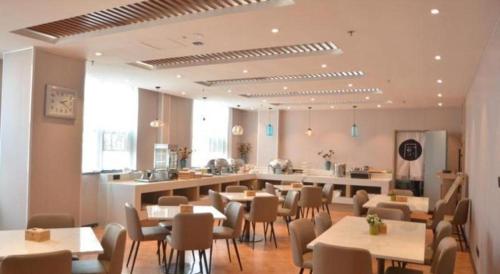 Restaurace v ubytování GreenTree Inn Xuzhou High Speed Railway Station Express Hotel