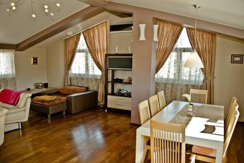 een woonkamer met een tafel en een eetkamer bij Apartamento Italia in Međugorje