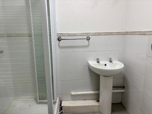 Koupelna v ubytování Ensuite Family Room in Dudley