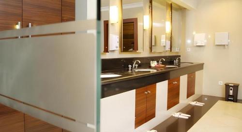 a bathroom with a sink and a mirror at Hotel Pangeran in Pekanbaru