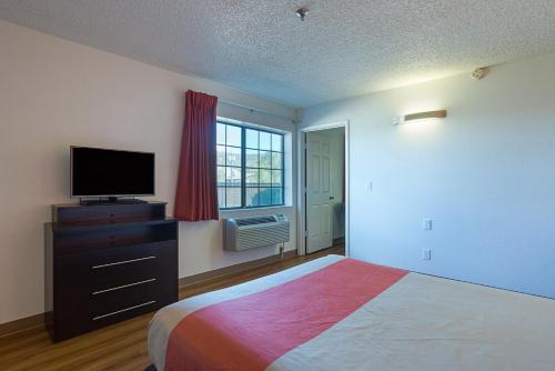 a bedroom with a bed and a flat screen tv at Motel 6-Williams, AZ - West - Grand Canyon in Williams