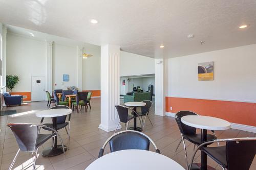 uma sala de jantar com mesas e cadeiras num edifício em Motel 6-Williams, AZ - West - Grand Canyon em Williams