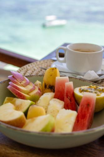 einen Obstteller auf einem Tisch mit einer Tasse Kaffee in der Unterkunft ZAN Paradise Jambiani Beach in Makunduchi