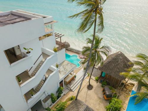 eine Luftaufnahme eines Hauses mit Swimmingpool und dem Meer in der Unterkunft ZAN Paradise Jambiani Beach in Makunduchi