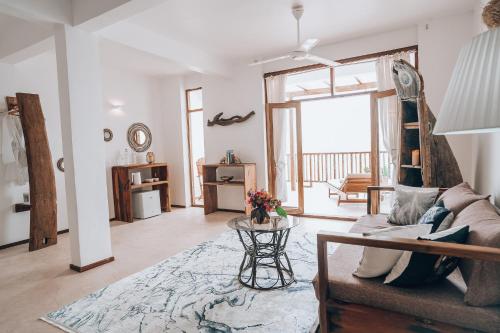 un soggiorno con un divano e un tavolo di ZAN Paradise Jambiani Beach a Makunduchi