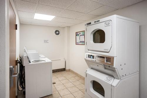 a room with a medical examination room with a microwave at Motel 6-Binghamton, NY in Binghamton