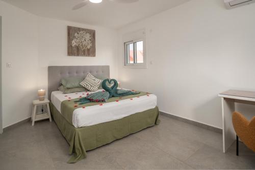 a bedroom with a large bed in a room at Villa Le Manguier - Logement Marcus, Tout Confort in Goyave