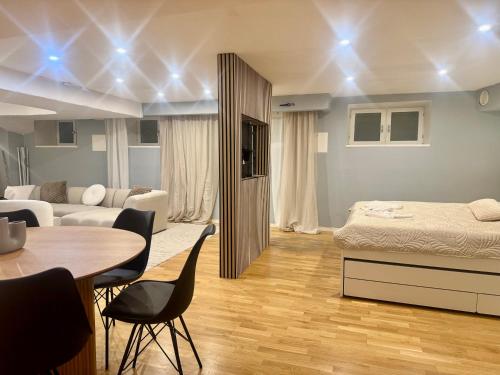 ein Zimmer mit einem Bett, einem Tisch und einer Couch in der Unterkunft Södermalm City Flat in Stockholm