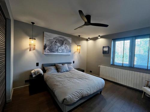 En eller flere senge i et værelse på Gîte familial 6 pers balnéo proche Pairi Daiza