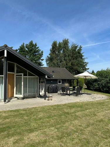 En have udenfor Danish Design House Near Møn's Best Beach