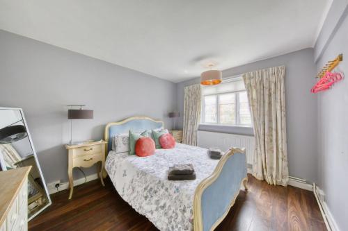 En eller flere senge i et værelse på 2 bed flat - SW London with parking