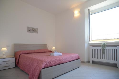 een slaapkamer met een bed en een groot raam bij GREGORIHOUSE in Anguillara Sabazia