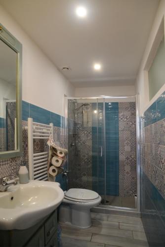 a bathroom with a shower and a toilet and a sink at GREGORIHOUSE Casa NICOLA in Anguillara Sabazia