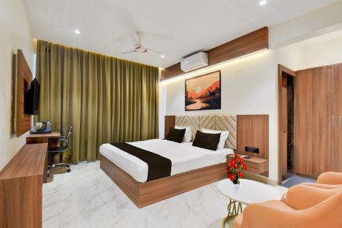 una camera da letto con un letto e un soggiorno di Palette - K9 Family Restaurant a Chākan