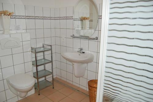 une salle de bain blanche avec un lavabo et des toilettes dans l'établissement Chalet The Loft, aux Gets