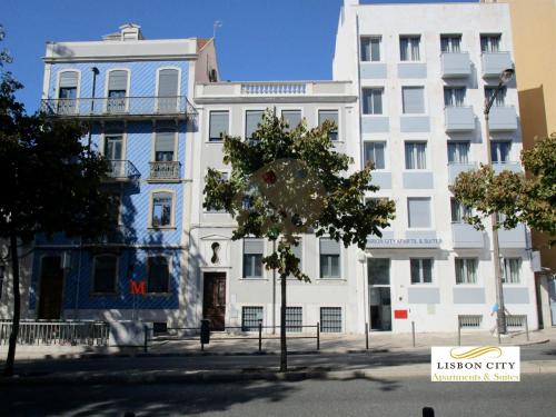 Un alto edificio bianco con un albero davanti di Lisbon City Apartments & Suites by City Hotels a Lisbona