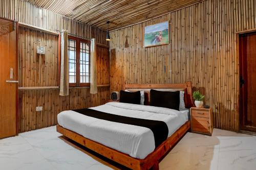 En eller flere senge i et værelse på Spot on Naro Eco Resort