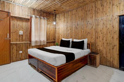 En eller flere senge i et værelse på Spot on Naro Eco Resort