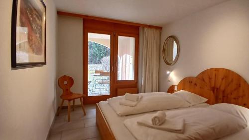 una camera da letto con due letti e una finestra di LAAX Homes - Runca 752 a Flims