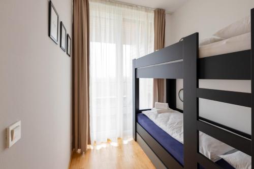 une chambre avec un lit superposé et une fenêtre dans l'établissement Apartma Masada, à Maribor