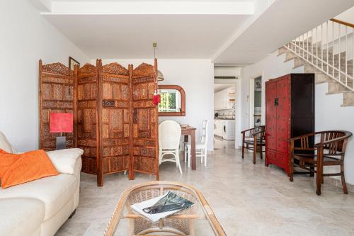 a living room with a couch and a table at Rincón del Sur in Vejer de la Frontera