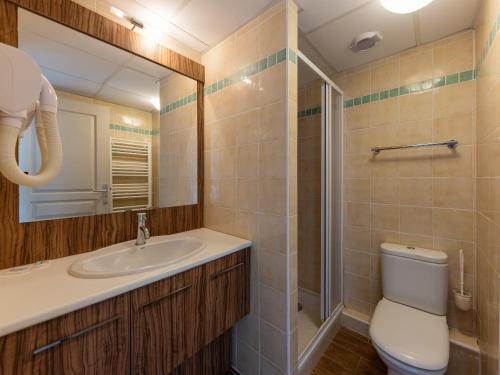 een badkamer met een toilet, een wastafel en een douche bij D de Camiole A N102 ST2 in Callian