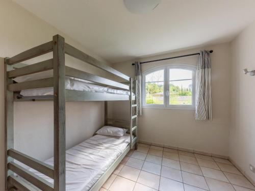 een slaapkamer met twee stapelbedden en een raam bij D de Camiole M N105 4P8 in Callian