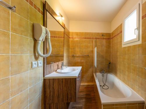 een badkamer met een wastafel en een ligbad bij D de Camiole M N105 4P8 in Callian