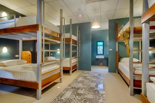 Tempat tidur susun dalam kamar di Hom Hostel & Cooking Club