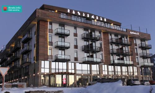 een appartementencomplex met sneeuw ervoor bij Ski Resort Bakuriani in Bakuriani