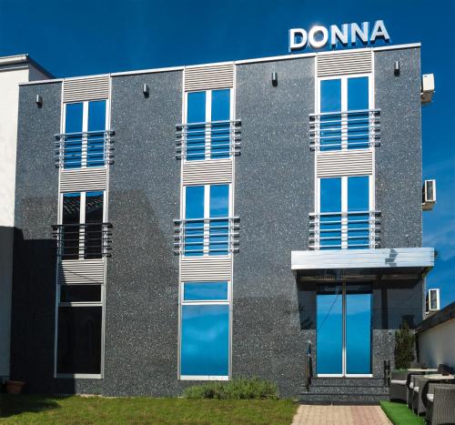 un edificio con el nombre de Domi en él en B&B Donna, en Gornji Milanovac