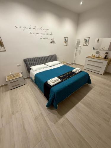 a bedroom with a bed and a writing on the wall at DRIL Host 1 in Brindisi